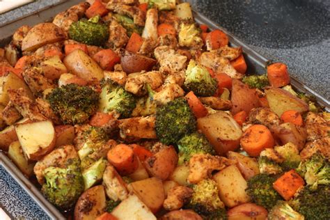 In a small mixing bowl, combine 1 tablespoon olive oil, mustard, honey, thyme, parsley, salt and pepper (to taste); mix until thoroughly combined. . Oven baked chicken breast with potatoes and vegetables